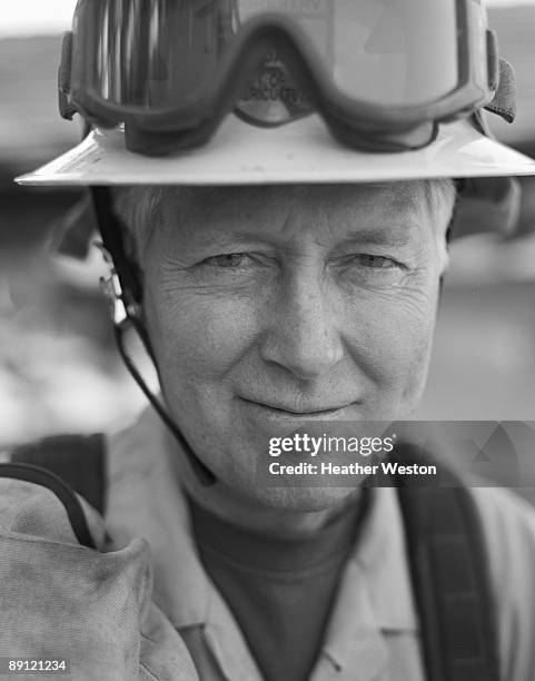 fireman smiling - heather helm - fotografias e filmes do acervo