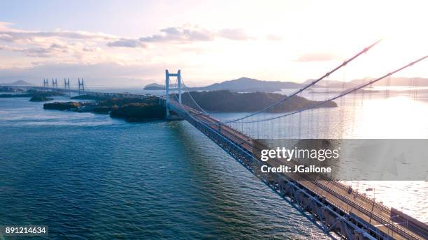 luchtfoto van een zonsondergang over de brug van grote seto, japan - okayama prefectuur stockfoto's en -beelden