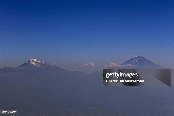 volcanoes of popocatepetl and ixtaccihuatl, mexico - popocatepetl stock pictures, royalty-free photos & images