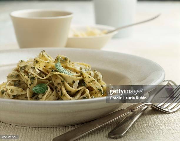 fettuccine with pesto - フェットチーネ ストックフォトと画像