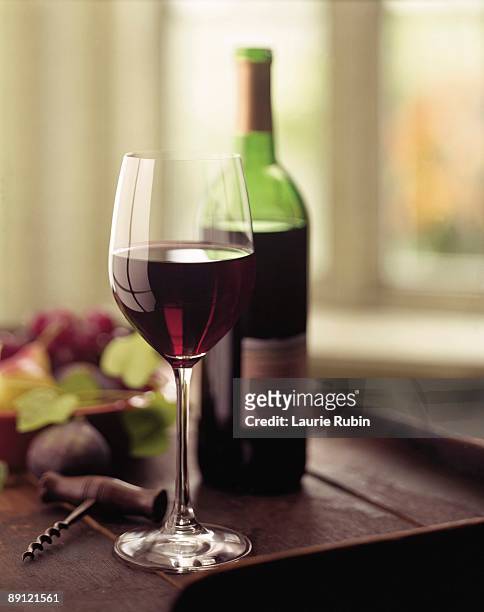 wine glass with bottle - red wine photos et images de collection
