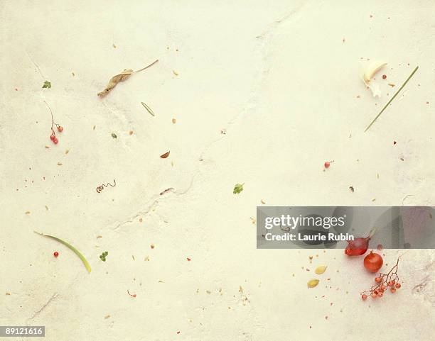 dirty cutting board - tabla de cortar fotografías e imágenes de stock