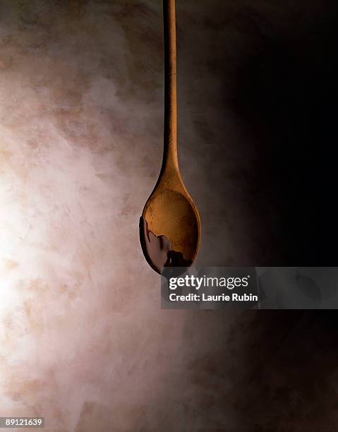 chocolate dripping from spoon - filet de caramel photos et images de collection