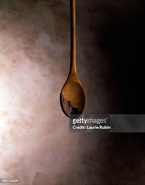chocolate dripping from spoon - calda de caramelo - fotografias e filmes do acervo