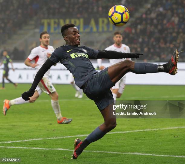 Yann Karamoh of FC Internazionale Milano controls the ball during the TIM Cup match between FC Internazionale and Pordenone at Stadio Giuseppe Meazza...