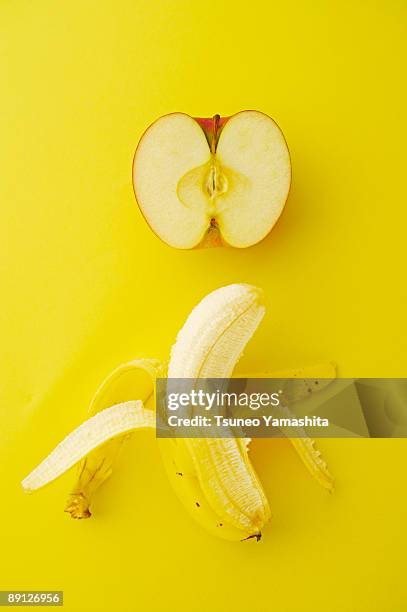 banana and apple - forma de falo fotografías e imágenes de stock