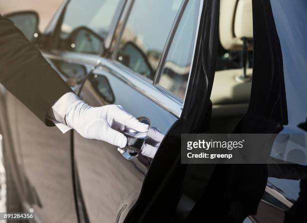 chauffeur auto deur, close-up van de hand te openen - mercedes stockfoto's en -beelden