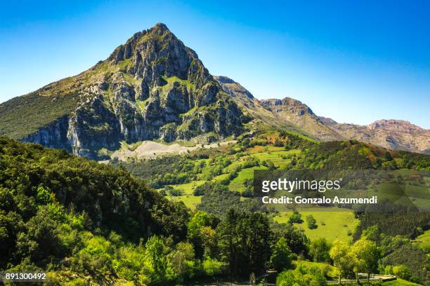 ason valley in cantabria - bergketen stockfoto's en -beelden