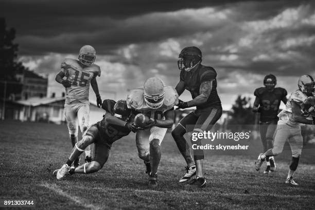 scoren touchdown op american football wedstrijd! zwart-wit fotografie. - first down american football stockfoto's en -beelden