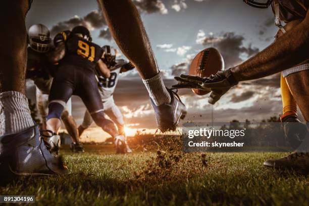 kick-off auf american football match bei sonnenuntergang! - afl football stock-fotos und bilder