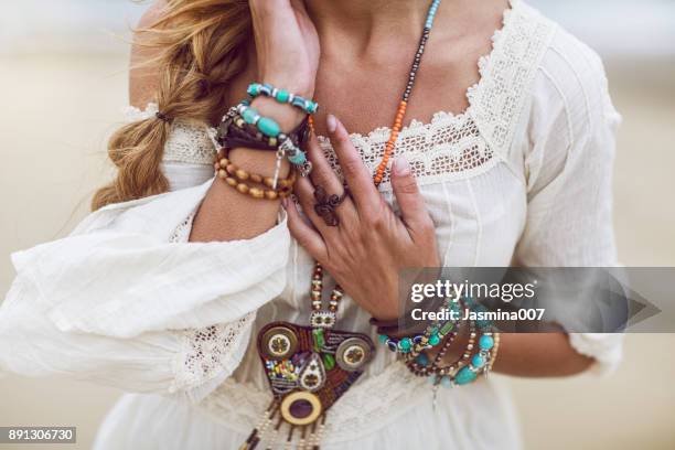 mujer boho con joyas multicolor - costume jewelry fotografías e imágenes de stock