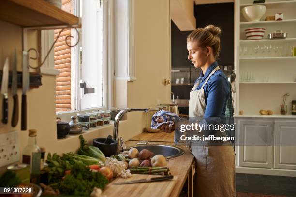 lavez-vous les mains avant, pendant et après la préparation des aliments - carré vaisselle photos et images de collection