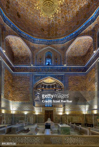 gur amir mausoleum gilded interior, samarkand uzbekistan - mausoleum stock-fotos und bilder