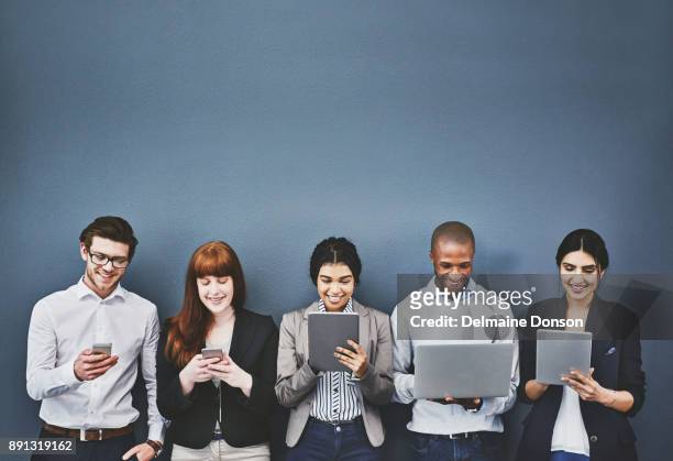 was ist drin für uns in den sozialen medien während der wartezeit - co workers looking at computer stock-fotos und bilder