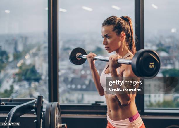 bepaald vrouwelijke atleet na een krachttraining in een healthclub. - body building stockfoto's en -beelden