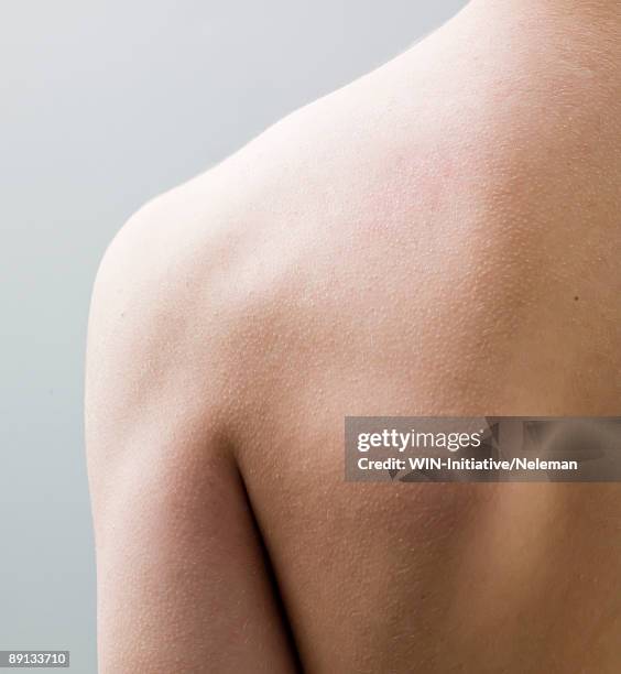 close-up of a man's back - schiena foto e immagini stock