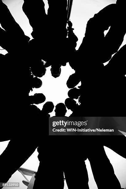 silhouette of a group of people standing in a huddle, khurgada, egypt - briefing stockfoto's en -beelden