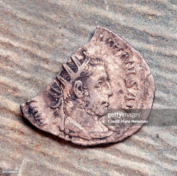 close-up of an old roman coin - broken ruler stockfoto's en -beelden