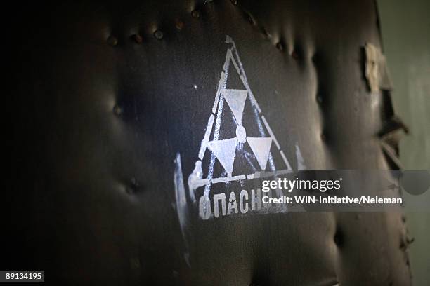 close-up of a radiation warning sign on the door, prypiat, ukraine  - radioactive warning symbol photos et images de collection