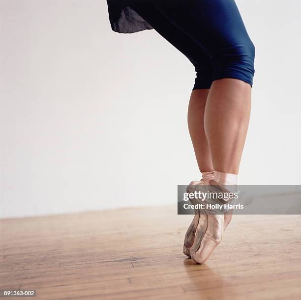 ballet dancer balancing on toes - ballet feet hurt stock pictures, royalty-free photos & images