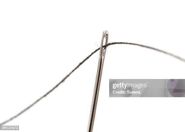 das auge von einer nadel - einfädeln stock-fotos und bilder