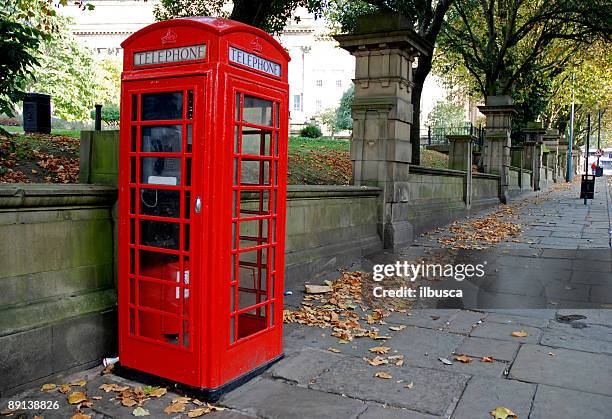 englische telefonzelle - red telephone box stock-fotos und bilder