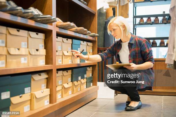 small business owner counting product box - working footwear stock pictures, royalty-free photos & images