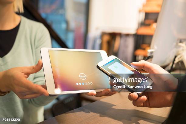 customer paying by using smart phone contactless - paying stock pictures, royalty-free photos & images