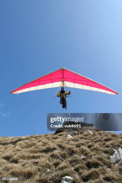 hangglider - drachenfliegen stock-fotos und bilder