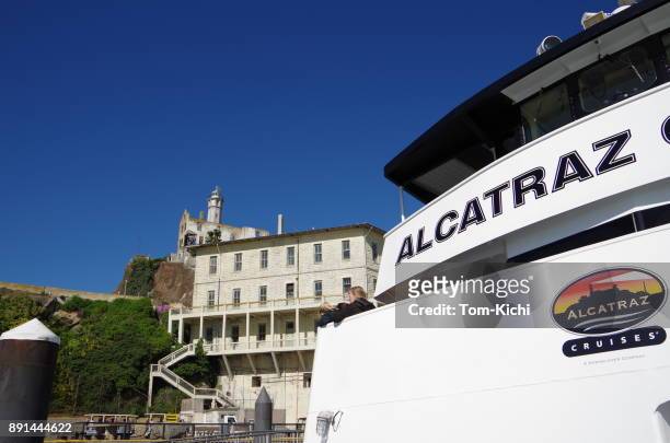 cruise ship heading to alcatraz, san francisco - escape from alcatraz stock pictures, royalty-free photos & images