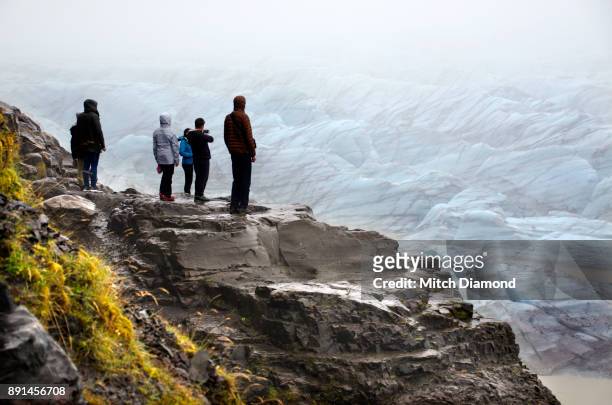 tourists at vatnajokull national park - island holiday stock-fotos und bilder
