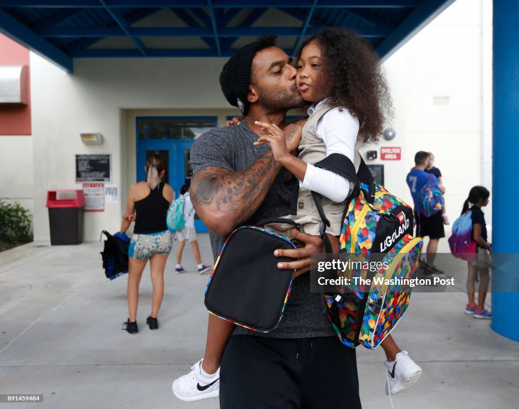 FORT LAUDERDALE, FL- NOVEMBER 5:
Larry Johnson picks up his 7