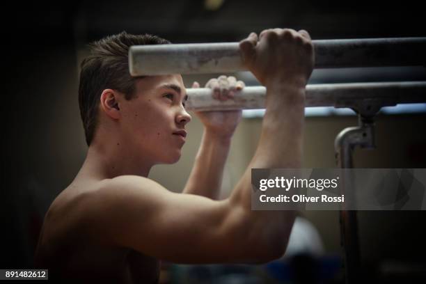 young gymnast preparing for a parallel bars exercise - parallel bars gymnastics equipment 個照片及圖片檔