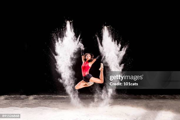 schöne ballett-tänzerin, mit pulver auf der bühne tanzen - ballet powder stock-fotos und bilder