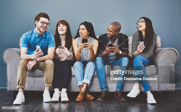 manche würden sie der sozialen generation nennen. - group on couch stock-fotos und bilder