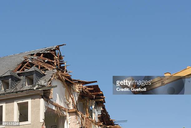 pulling down - demolition of florida sinkhole house continues stockfoto's en -beelden