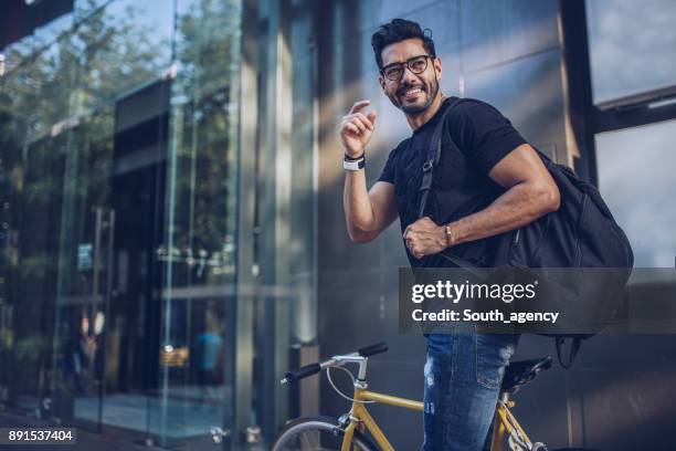 man met fiets in de stad - attitude youthful asian stockfoto's en -beelden