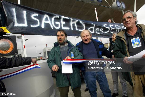 Des membres du comité de défense des usagers du service public parodient l'inauguration du viaduc de Millau lors d'une opération "péage gratuit", le...