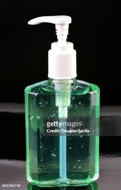 disinfectant gel in a ready use bottle for antibacterial hand washing - antiseptic wipe stockfoto's en -beelden