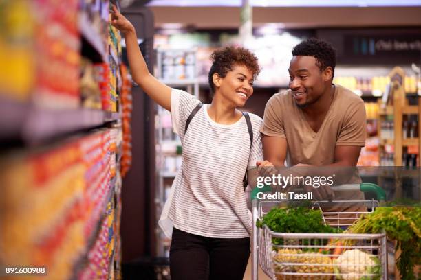 für ihre wichtigsten utensilien einkaufen zusammen - shopping cart groceries stock-fotos und bilder