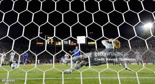 Frank Lampard of Chelsea FC converts the penalty kick for a goal in the second half against Inter Milan during their World Football Challenge at the...
