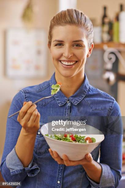 war schon immer ein fan von salat - salatschüssel stock-fotos und bilder