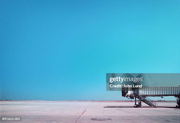 airport boarding gate extension on tarmac - tarmac stockfoto's en -beelden