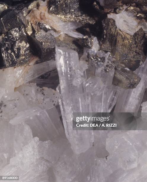Argonite Rocks Aragonite Crystal Photos and Premium High Res Pictures - Getty Images