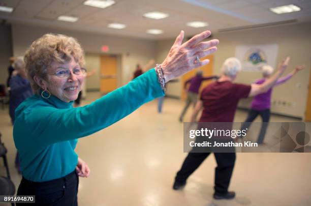 tai chi recreation class for seniors. - practising tai-chi stock pictures, royalty-free photos & images