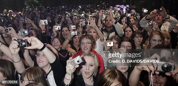 Fans scream as members of the cast of the vampire film Twilight appear on stage at the Twilight fan party at E-Werk on June 6, 2009 in Berlin,...