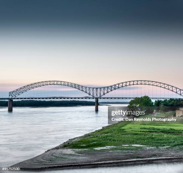 usa, tennessee, hernando de soto bridge, at twilight - vertical - beale street stockfoto's en -beelden