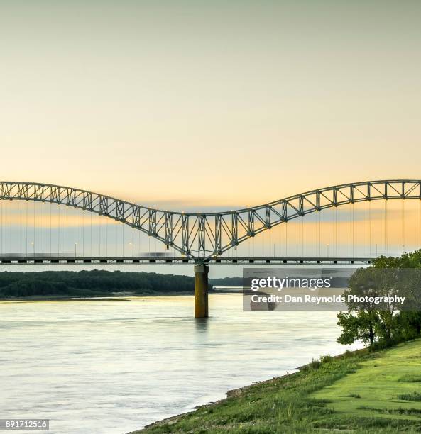 usa, tennessee, hernando de soto bridge, at twilight - vertical - beale street stock pictures, royalty-free photos & images