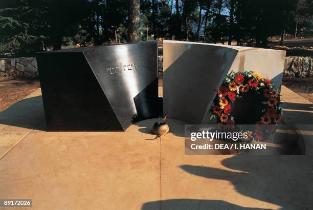 Wreath on a tomb, Yitzhak Rabin's Tomb, Mount Herzl Cemetery, Jerusalem, Israel