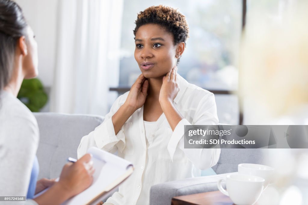 Paciente do sexo feminino descreve os sintomas ao médico
